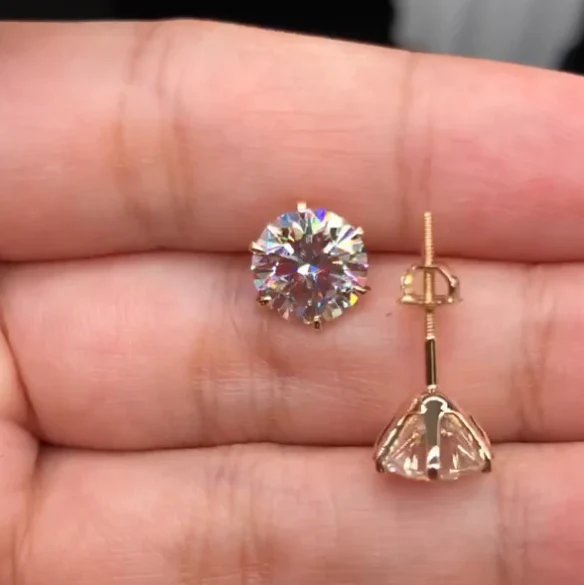 Round Cut Diamond Stud Earrings